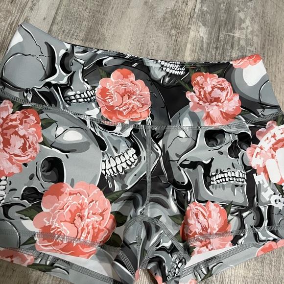 Feed Me Fight Me “rose skull” limited edition short ❤️😊❤️😊 - Picture 2 of 5
